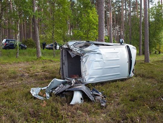 Dachowanie w lesie - zginął pasażer, trzy osoby są ranne 