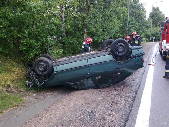 Dachowanie zakończone na drzewie - za 500 zł