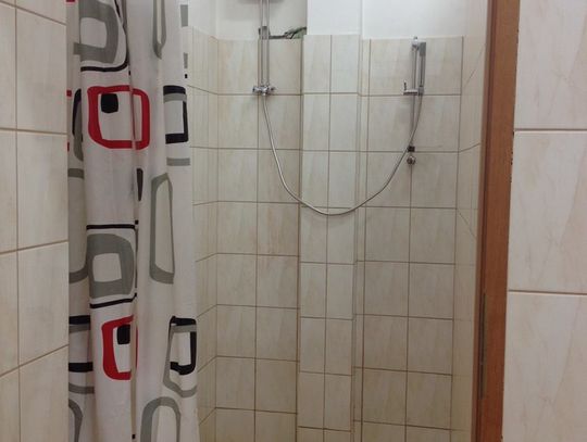 Darmowy prysznic. Mogą z niego korzystać osoby posiadające złe warunki sanitarne