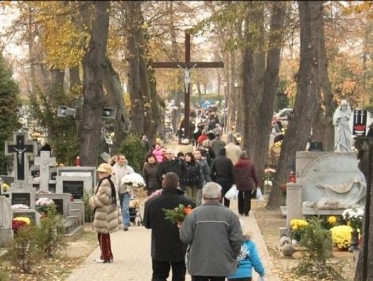 &quot;Dawniej znicz był wyrazem bólu po stracie&quot; A dziś? Komercjalizacja kolejnego święta?