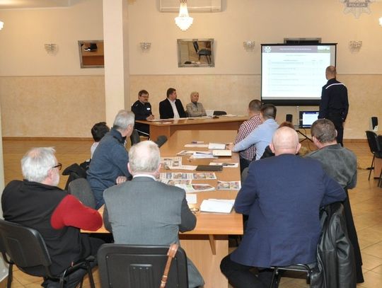 Debata ewaluacyjna w Skarszewach. Policjanci spotkali się z mieszkańcami