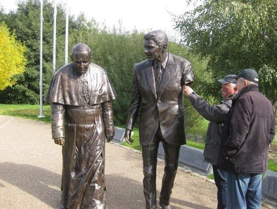 Dewastacja pomnika - Ronald Reagan bez lewej ręki