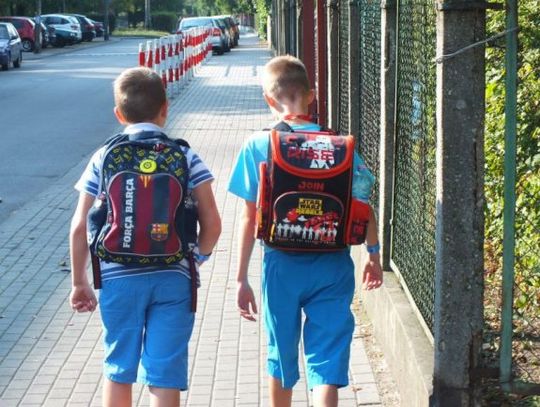 Dlaczego 6-latki muszą wstawać do szkoły o godz. 6?