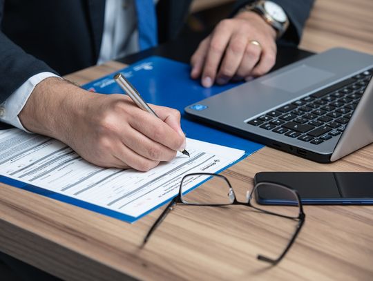 Dlaczego ludzie potrzebują pomocy adwokata i dlaczego warto z niej skorzystać?