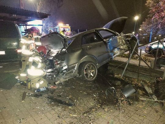 Dlaczego samochód osobowy pędził ul. Jagiellońską. Rozbite auto na płocie. Tylko cudem nie było rannych!