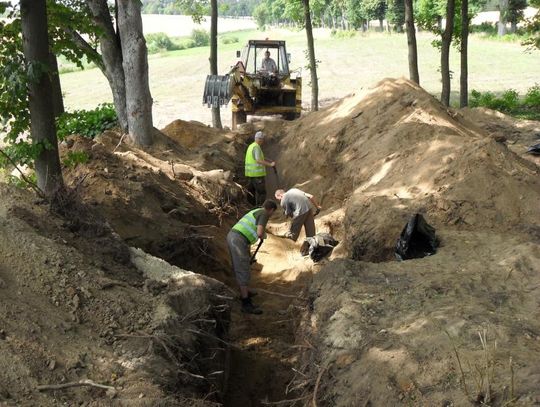 Dlaczego zginęły 43 osoby? - Ekshumacja na starym cmentarzu 