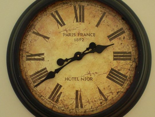 Dłuższe spanie o godzinę. Zmiana czasu w niedzielę w nocy