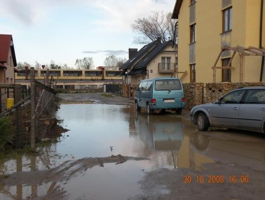 Do domu przez błoto i kałuże - brak dobrej nawierzchni przy ul. Obrońców Tczewa