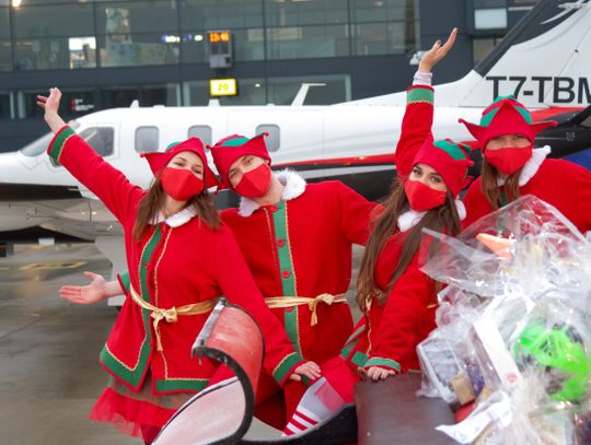 Do Gdańska przyleciał Święty Mikołaj. Przywiózł prezenty dla dzieci z Domu im. Korczaka 
