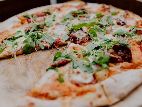 Dobra pizza – w domowym zaciszu czy raczej w pizzerii?