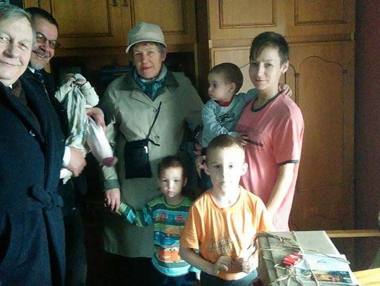 „Dobro zawsze wraca do nas”. Mikołajkowa akcja posła – odwiedzał rodziny jak święty Mikołaj 