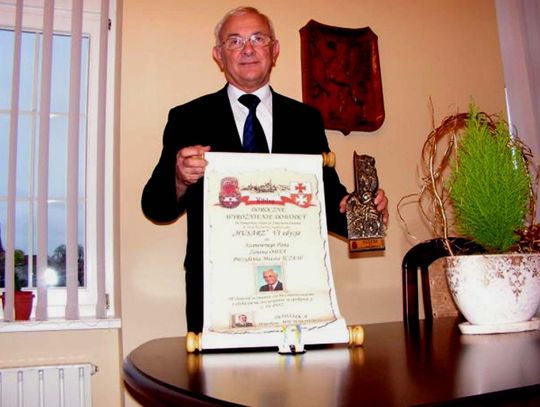 Dodali prezydentowi skrzydeł - statuetka „Husarza” za wsparcie i dla sympatię wojska