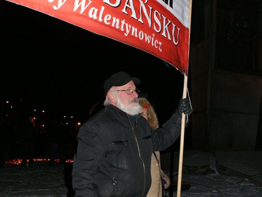&quot;Domagamy się sądu nad komunizmem i ludźmi władzy&quot;. Nocna manifestacja - w godzinę wprowadzenia stanu wojennego