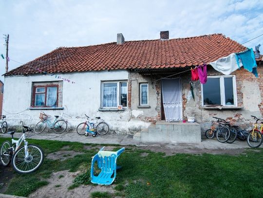 Dostali nowy dach pod choinkę! Cudowny prezent dla rodziny z Jaźwisk