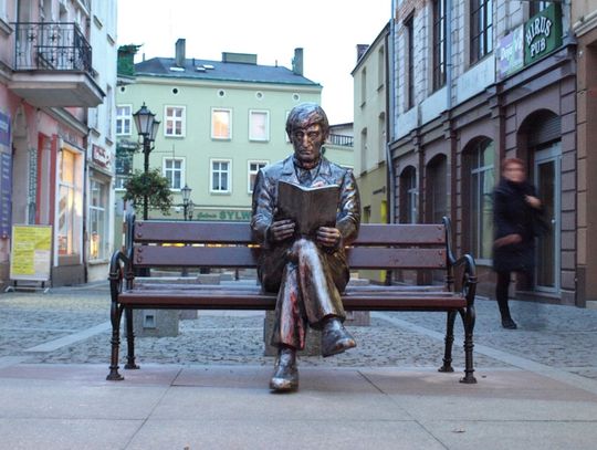 Dostojnie i z książką - wyjątkowa rzeźba odsłonięta