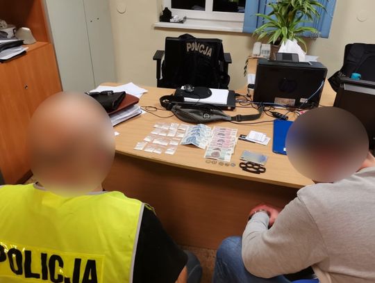 Dozór policyjny i zakaz opuszczania kraju dla zatrzymanego z narkotykami i kastetem.