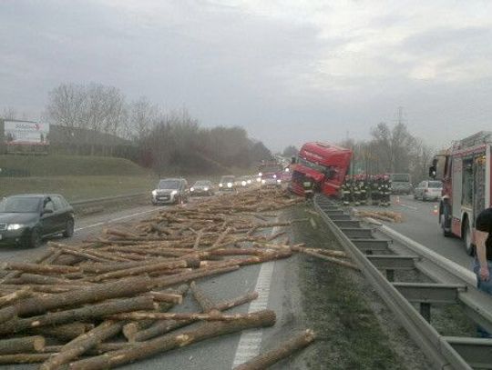 Drewno na obwodnicy, pękła opona w ciężarówce