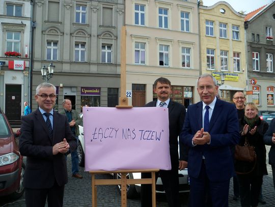 Drużyna PiS na wybory promuje się na pl. Hallera
