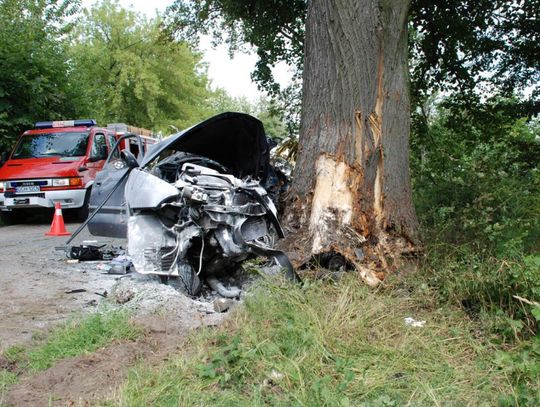 Drzewo nie z gumy!!! Zginęli w wypadku samochodowym