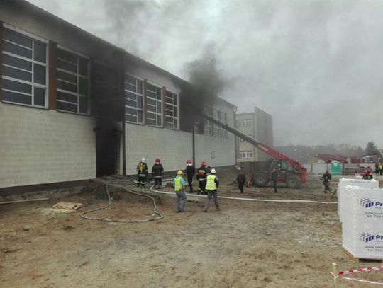 Dużo dymu i spore straty materialne - strażacy gasili pożar sali gimnastycznej