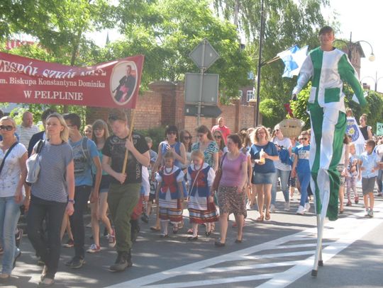 DUŻO ZDJĘĆ! Dni Pelplina. Kolorowy przemarsz mieszkańców
