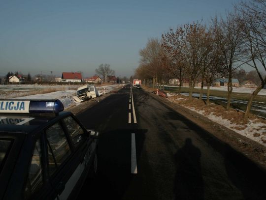 Dwie "czołówki", cztery wraki samochodów, sześć ciężko