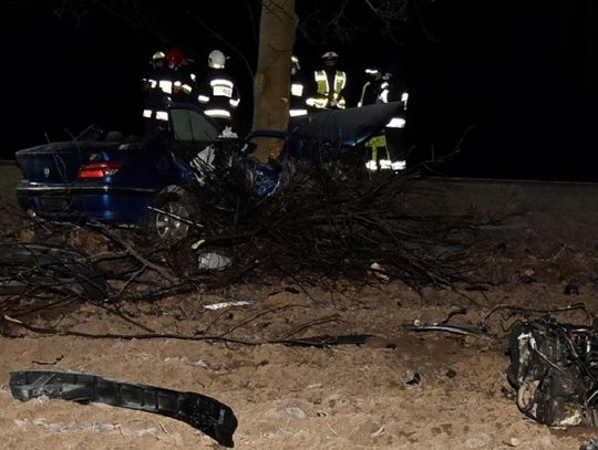 DWIE OFIARY ŚMIERTELNE WYPADKU W KLUKOWEJ HUCIE – POLICJANCI APELUJĄ O OSTROŻNOŚĆ I ROZWAGĘ NA DRODZE