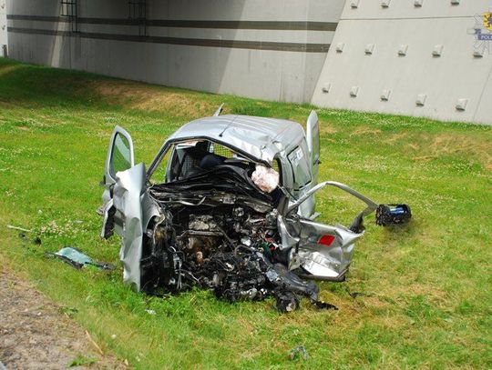 Dwie osoby zginęły. "Czołówka" dostawczego peugeota i skody