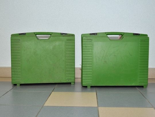 Dwie walizki leżały na osiedlowym trawniku. Teraz czekają na właściciela! 