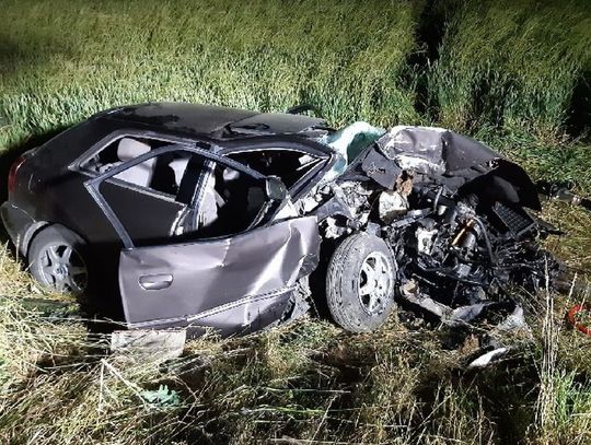 Dwóch nastolatków rannych po rozbiciu auta na drzewie