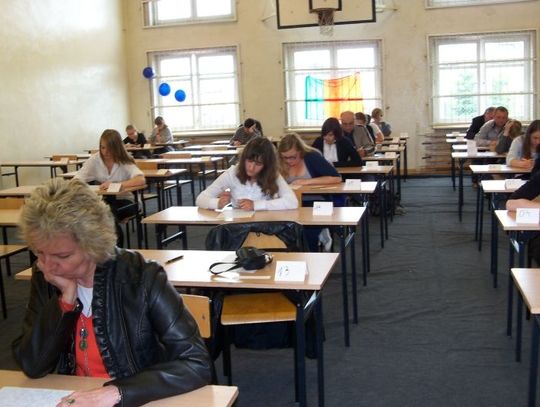 Dyktando z piłką nożną w tle