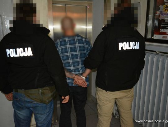 Dźgnął nożem 56-latka. Przed policją ukrył się w kanapie.