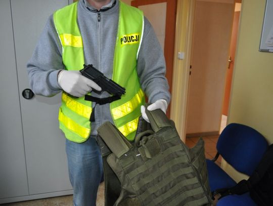 Działali jako funkcjonariusze CBŚ - w kominiarkach, z kamizelkami, bronią i "kajdankami"