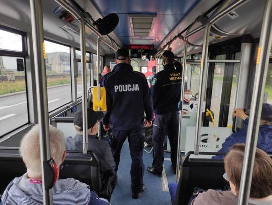 Działania w komunikacji miejskiej - policjanci kontrolują pasażerów autobusów