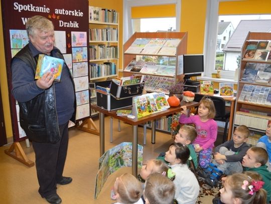 Dzieci spotkały się z bajkopisarzem. Spotkanie autorskie z Wiesławem Drabikiem