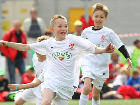Dzieci z pomorskiego powalczą w finałach wojewódzkich Turnieju „Z Podwórka na Stadion o Puchar Tymbarku”
