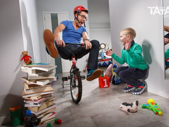 Dziecko w pracy? Tata zarabia, dziecko się bawi