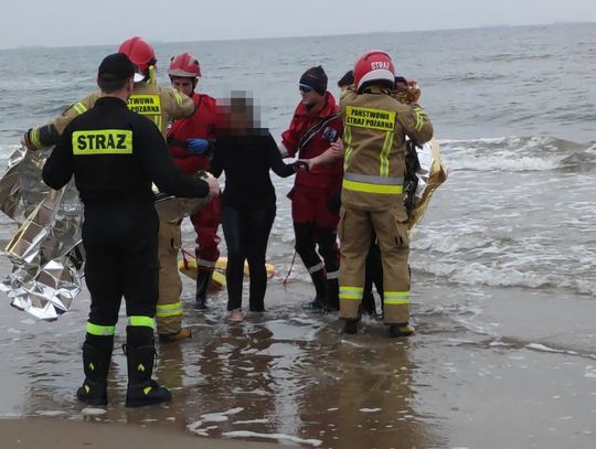 Dzięki ofiarnej postawie wspólnie uratowali 14 latkę od utonięcia w morzu 