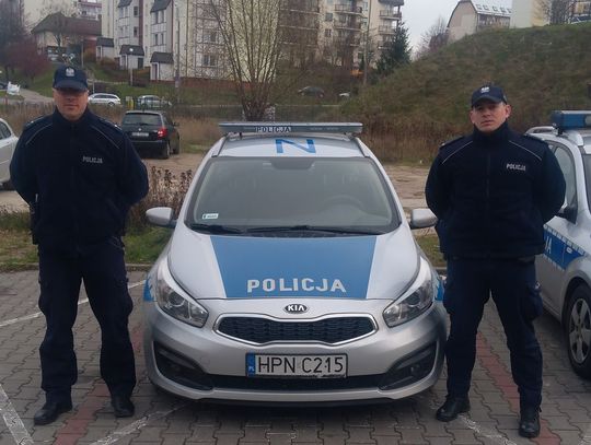 Dzielnicowi zapobiegli wychłodzeniu mężczyzny