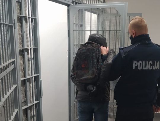 Dzielnicowi zatrzymali poszukiwanego mężczyznę, teraz najbliższe 8 miesięcy spędzi w więzieniu