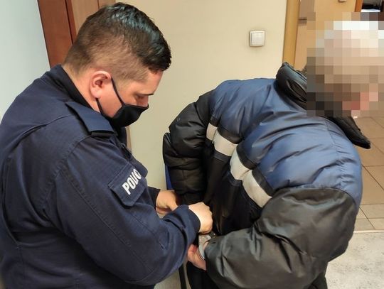 Dzielnicowy zatrzymał 61-latka, który włamywał się do samochodu