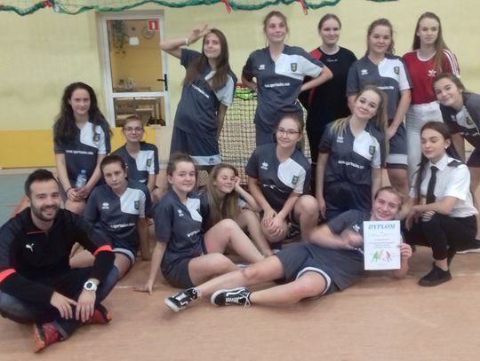 Dziewczęta i chłopcy z SP Suchy Dąb mistrzami powiatu w unihokeja