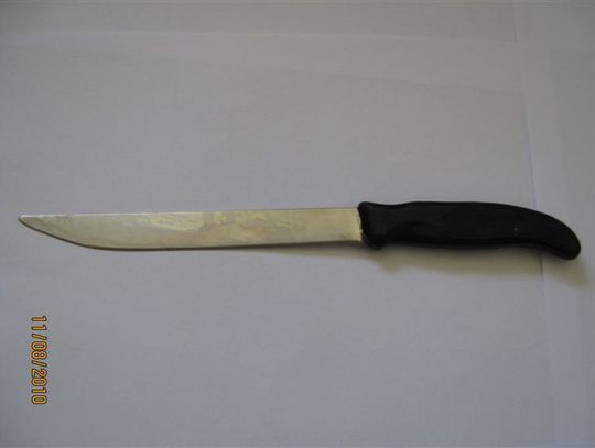 Dziewczyna z nożem w ręku na dziewczynę