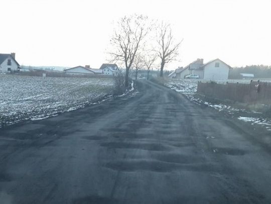 Dziura na dziurze. „Ciężko jest nawet przejechać autem”