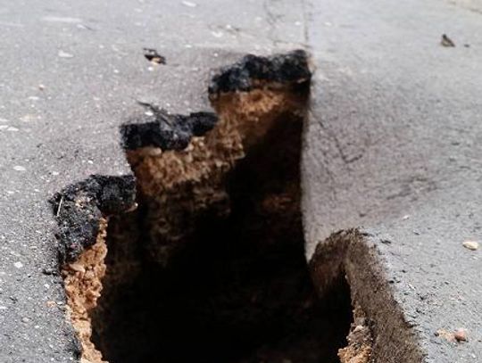 Dziura po kolana w chodniku! Nasza interwencja: wyrwa na Al. Wojska Polskiego już w naprawie