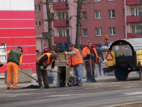 Dziura za dziurą łatają drogi. (Nie)całe trzy ulice do przebudowy