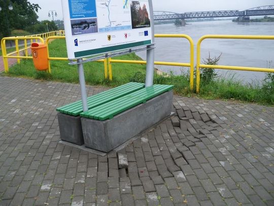 Dziury w chodnikach czekają na naprawę