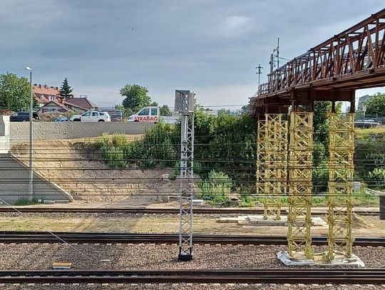 Efektowny wiadukt z dwoma łukami. Konstrukcja na lata, lecz z opóźnieniem