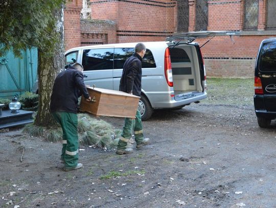 Ekshumacja ciała dr. Stanisława Rowińskiego na cmentarzu w Kocborowie