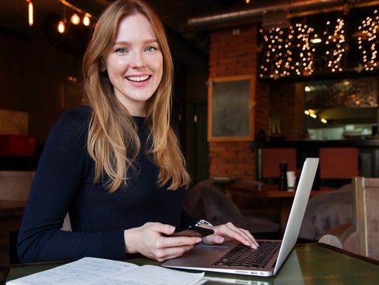 Elegancja biurowa na co dzień - czyli jaka powinna być biała koszula damska?